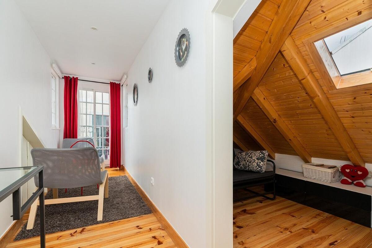 Attic Apartment With Balcony In Bairro Alto リスボン エクステリア 写真