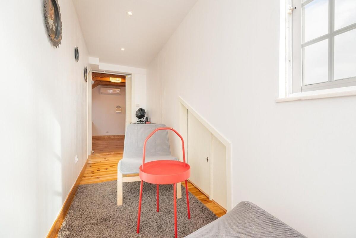 Attic Apartment With Balcony In Bairro Alto リスボン エクステリア 写真