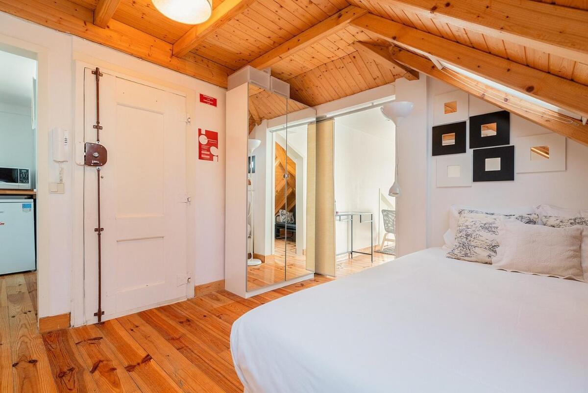 Attic Apartment With Balcony In Bairro Alto リスボン エクステリア 写真